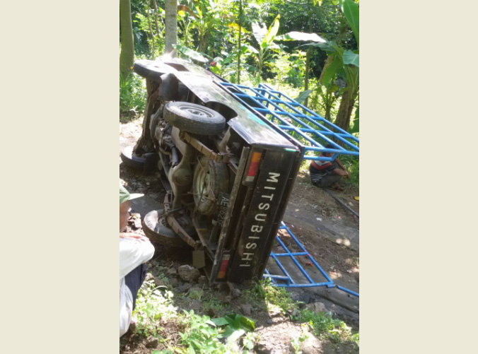 Mobil pikap pengangkut ibu-ibu pengajian terguling di jalan Desa Ngilo-ilo, Ponorogo, Minggu (17/4/2016). (Istimewa)
