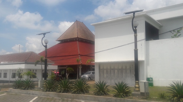 Dua lampu tenaga surya terpasang di depan garasi Kantor Bupati Boyolali. Belasan aki lampu tenaga surya di Komplek Pemkab Boyolali raib. (JIBI/Solopos/Hijriah AW)