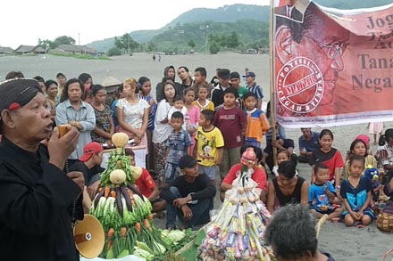 Aksi Aliansi Rakyat Melawan Penggusuran (ARMP) dengan melarung hasil bumi ke laut sebagai bentuk keprihatinan mereka terhadap keputusan pemerintah yang dinilai tidak pro rakyat, Kamis (7/4/2016). (Yudho Priambodo/JIBI/Harian Jogja)