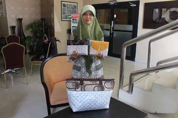 Sulastri Ningsih, Local Hero Pertamina asal DIY ketika menunjukkan hasil olahan sampah menjadi barang kerajinan di UC UGM, Sleman, Sabtu (16/4/2016). (Kusnul Isti Qomah/JIBI/Harian Jogja)