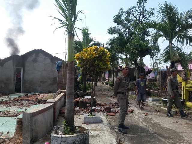 Pembongkaran bangunan di bekas lokalisasi Kedung Banteng, Selasa (12/4/2016). (Abdul Jalil/JIBI/Madiunpos.com)