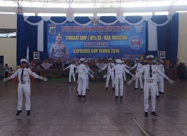 Peserta lomba Patroli Keamanan Sekolah (PKS) berlaga di depan para juri di GOR Ki Mageti, Magetan, Rabu (27/4/2016). (polresmagetan.com)