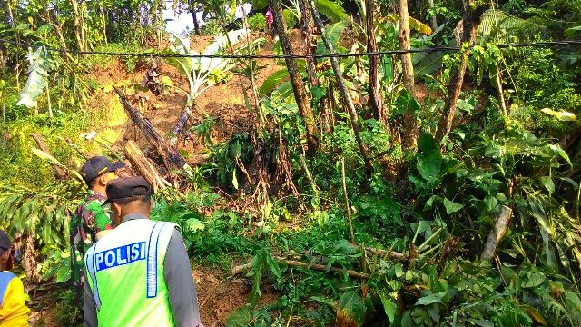 Petugas dari Polres Ponorogo memantau lokasi bencana tanah longsor di kabupaten setempat. (istimewa)