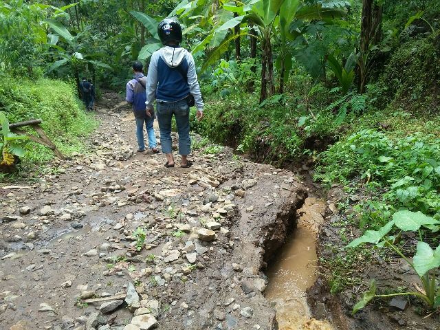 Kondisi tanah merekah akibat pergerakan tanah di Desa Talun, Kecamatan Ngebel, Ponorogo. (Abdul Jalil/JIBI/Madiunpos.com)