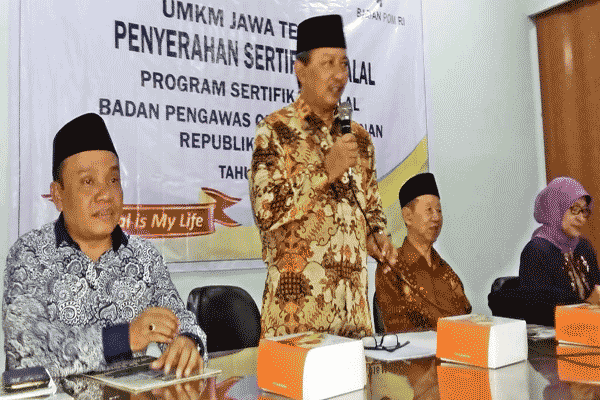Direktur LP POM MUI Jateng, Prof. Ahmad Rofiq MA memberikan pengarahan pada penyerahan sertifikasi halal kepada 68 produsen usaha mikro, kecil, dan menengah (UMKM) di kantor MUI Jateng, Kompleks Masjid Raya Baiturrahman, Semarang, Sabtu (9/4/2016). (Insetyonoto/JIBI/Semarangpos.com)