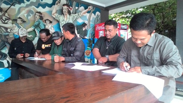 Perwakilan anggota LSM Antikorupsi se Kabupaten Semarang saat mendatangi petisi desakan agar Kejari Ambarawa mengusut tuntas kasus-kasus korupsi di Kabupaten Semarang di Monumen Palagan Ambarawa, Selasa (5/4/2016). (Imam Yudha S/JIBI/Semarangpos.com)