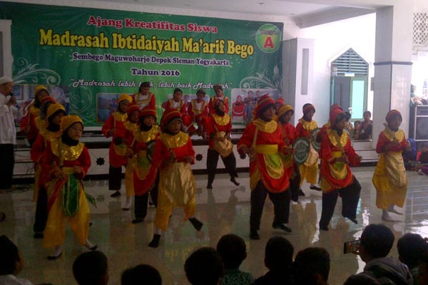 Pentas seni siswa Madrasah Ibditadiyah (MI) Ma'arif Bego, Maguwoharjo, Depok, Sleman. (Abdul Hamied Razak/JIBI/Harian Jogja)