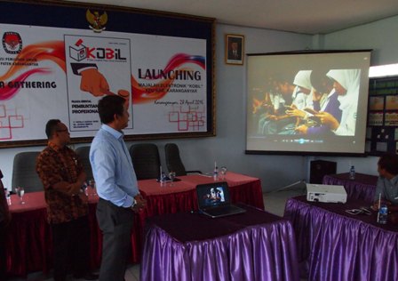 Ketua KPU Karanganyar, Sri Handoko Budi Nugroho (dua hari kiri) meluncurkan majalah elektronik tiga bulanan, Kobil, Kamis (28/4/2016), di kantor KPU setempat. (Kurniawan/JIBI/Solopos)