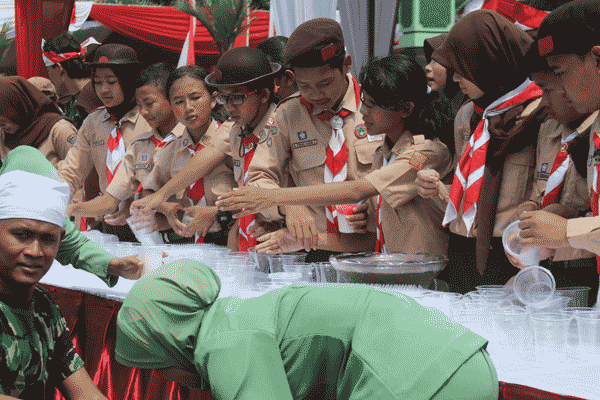 Para pelajar SMA di Salatiga menyerbu bubur sumsum Merah Putih yang dibuat oleh personel TNI Korem 073/Makutarama di Makorem 073/Makutarama, Salatiga, Rabu (20/4/2016). Bubur sumsum Merah Putih ini dinobatkan oleh Museum Rekor Indonesia (Muri) sebagai bubur terbesar. (Imam Yuda Saputra/JIBI/Semarangpos.com)