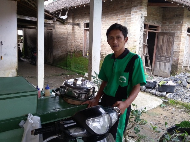 Mashuri, 31, guru wiyata bakti di SDN 1 Talun, Ngebel, Ponorogo, yang bekerja sampingan sebagai penjual cilok. (Abdul Jalil/JIBI/Madiunpos.com)