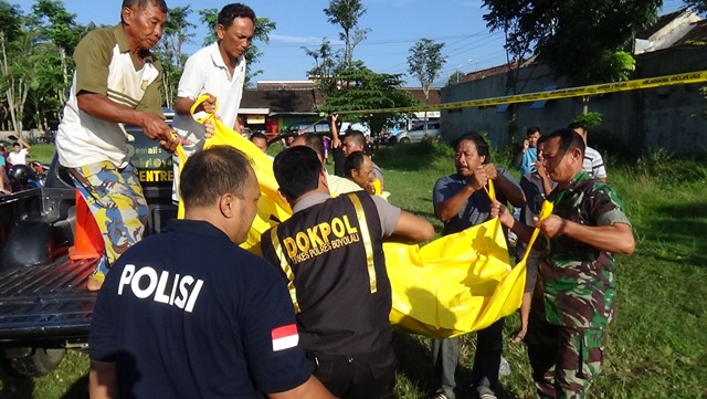 Aparat polisi melakukan olah tempat kejadian perkara (TKP) penemuan mayat pria tanpa identitas di Lapangan Teras Dukuh Teras RT 003/RW 001, Desa Teras, Kecamatan Teras, Minggu (17/4/2016) pagi. (Hijriyah Al Wakhidah/JIBI/Solopos)