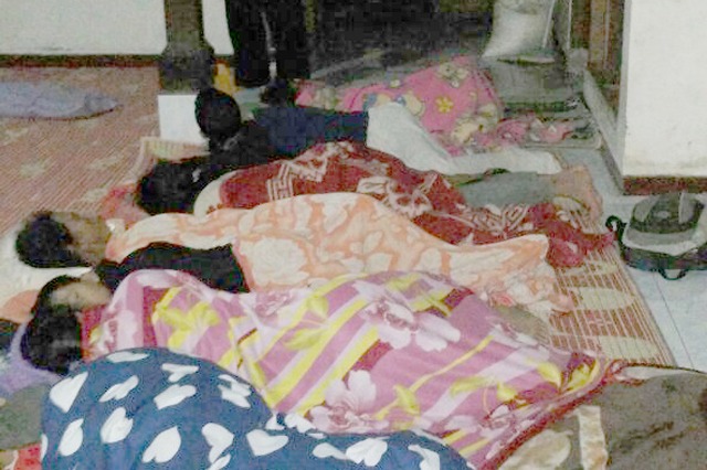 Warga Desa Talun Kecamatan Ngebel, Ponorogo, beristirahat di Bali Desa Talun, Minggu (16/4/2016). Warga mengungsi karena takut terjadi longsor di sekitar lingkungan rumah mereka. (Istimewa)