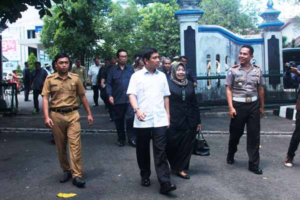 Menteri PAN-RB Yuddy Chrisnandi (pakai baju putih) ditemani Bupati Gunungkidul Badingah saat memasuki area komplek Pemkab Gunungkidul. Selasa (19/4/2016). (David Kurniawan)