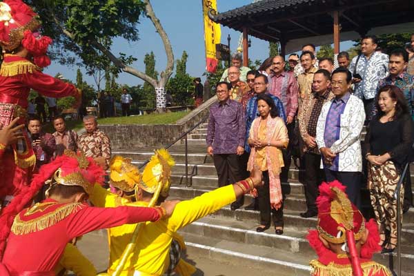 Menteri BUMN Rini Soemarno disambut tarian Hanoman di pelataran Gedung Trimurti PT TWC Borobudur Prambanan Ratu Boko, Rabu (27/4/2016). (Bernadheta Dian Saraswati/JIBI/Harian Jogja)