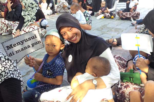 Cahyani Sri Afitri bersama puluhan ibu yang tergabung dalam Asosiasi Ibu Menyusui Indonesia (AIMI) DIY melakukan aksi menyusui menyusui bayi serentak di halaman Museum Benteng Vredeburg, Minggu (24/4/2016). (Ujang Hasanudin/JIBI/Harian Jogja)
