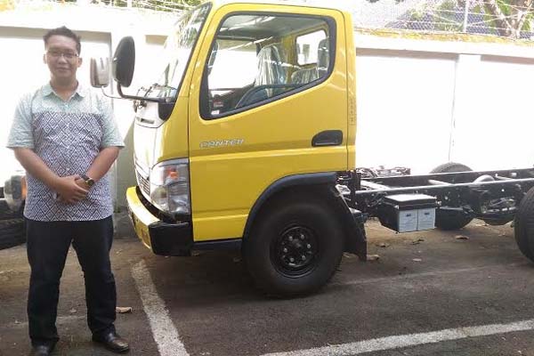 Executive Senior Marketing Mitsubishi PT Borobudur Oto Mobil Jerry Octofa berfoto bersama truk Mitsubishi FE 71/110 PS di dealter PT Borobudur Oto Mobil laksda Adisucipto, Selasa (19/4/2016). (Bernadheta DIan Saraswati/JIBI/Harian Jogja)