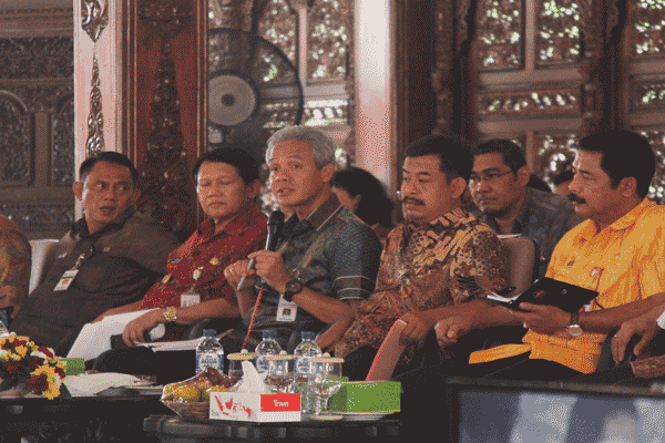 Gubernur Jateng, Ganjar Pranowo (tengah), saat melakukan dialog dengan para kepala daerah se Eks Karesidenan Semarang pada acara Musrenbangwil Jateng 2016 di Rumdin Bupati Semarang, Ungaran, Kabupaten Semarang, Selasa (12/4/2016). (Imam Yuda Saputra/JIBI/Semarangpos.com)