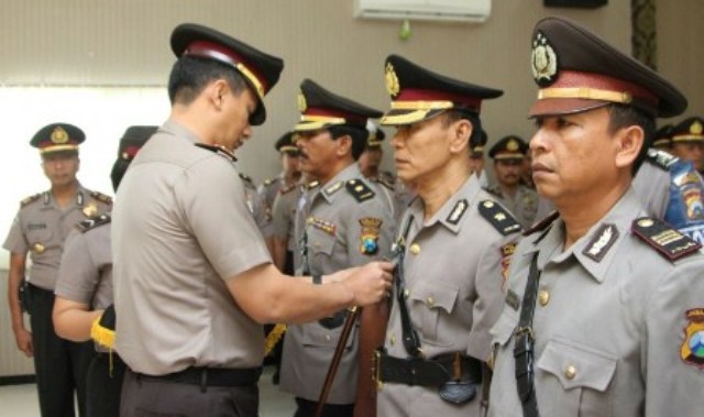 Kapolres Trenggalek, AKBP I Made Agus Prasetyo memimpin serah terima jabatan di Mapolres Trenggalek, Jumat (15/4/2016). (tribatanewsjatim.com)