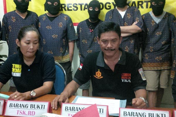 Kepala Satuan Reserse Narkoba Polresta Jogja Kompol Sugeng Riyadi dan Kepala Unit 1 AKP Dwi Astuti Handayani, saat menunjukan para tersangka penyalahgunaan narkotika jenis sabu-sabu, Selasa (19/4/2016). (Ujang Hasanudin/JIBI/Harian Jogja)