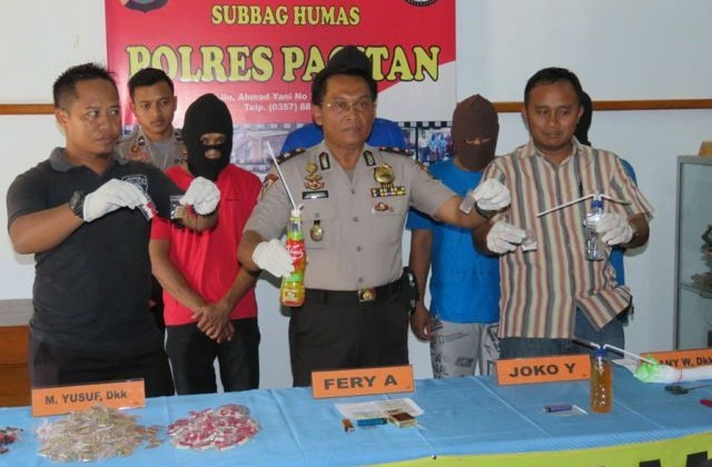 Aparat Satresnarkoba Polres Pacitan memberikan keterangan kepada wartawan mengenai hasil Operasi Bersinar 2016 di Mapolres Pacitan. (polrespacitan.com)