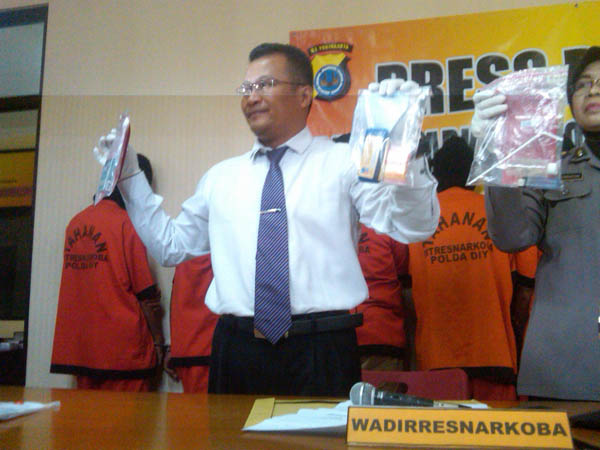 Wakil Direktur Reserse Narkoba Polda DIY AKBP J. Permadi (kiri) menunjukkan barang bukti narkoba hasil Operasi Bersinar 2016, Rabu (13/4/2016). (Sunartono/JIBI/Harian Jogja)