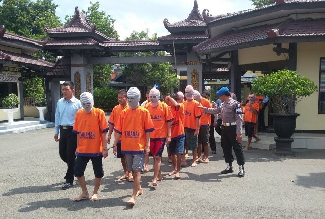Sebanyak 16 pelaku kasus penyalahgunaan narkoba yang tertangkap selama Operasi Bersinar 2016 ditunjukkan kepada wartawan di Mapolres Ponorogo, Rabu (27/4/2016). (Abdul Jalil/JIBI/Madiunpos.com)