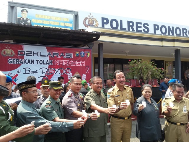Bupati Ponorogo Ipong Muchlissoni beserta sejumlah pimpinan Forkompimda Ponorogo menunjukkan hasil tes urine di halaman Mapolres Ponorogo, Selasa (5/4/2016). (Abdul Jalil/JIBI/Madiunpos.com)