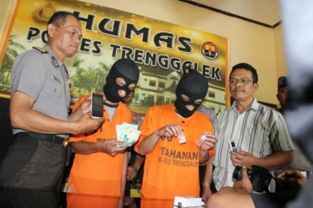 Polisi Trenggalek menunjukkan dua warga Kota Malang yang dibekuk dalam kasus peredaran narkoba. (tribatanewsjatim.com)