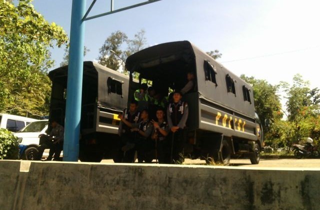 Polisi dari Polres Pacitan bersiaga di Pelabuhan Tamperan Pacitan untuk mengantisipasi kedatangan nelayan andon. (polrespacitan.com)