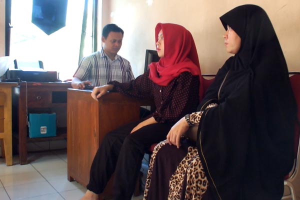Nelly (dua kanan) didampingi ibunya saat memberikan keterangan kepada penyidik Sat Reskrim Polsek Umbulharjo, Rabu (27/4/2016). (Gilang Jiwana/JIBI/Harian Jogja)