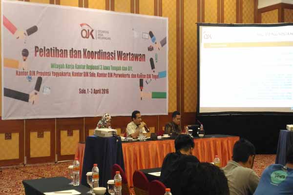 Deputi Direktur Otoritas Jasa Keuangan (OJK) Kantor Regional (KR) 3, Dedy Patria (dua kiri), menjadi pembicara dalam Pelatihan dan Koordinasi Wartawan Wilayah Kerja KR 3 Jawa Tengah dan DIY di Hotel Novotel Solo, Jumat (1/4/2016) malam. (Bernadheta Dian Saraswati/JIBI/Harian Jogja)