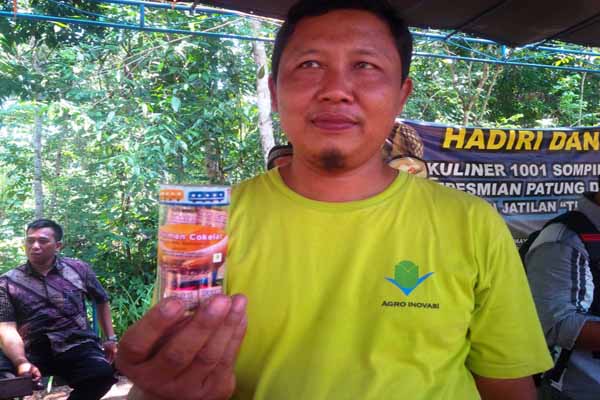 Sudiyono saat menunjukan salah satu makanan berbahan baku kakau yang ada di Desa Nglanggeran, Patuk. Minggu (24/4/2016). (David Kurniawan/JIBI/Harian Jogja)