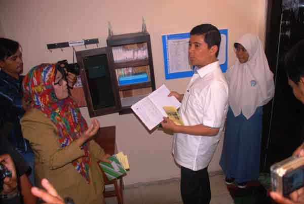 Menteri Pendayagunaan Aparatur Negara dan Reformasi Birokrasi Yuddy Chirsnandi saat melihat inovasi pelayanan public One Day Service Toilet di SMK Negeri 3 Wonosari, Selasa (20/4/2016). (David Kurniawan/JIBI/Harian Jogja)