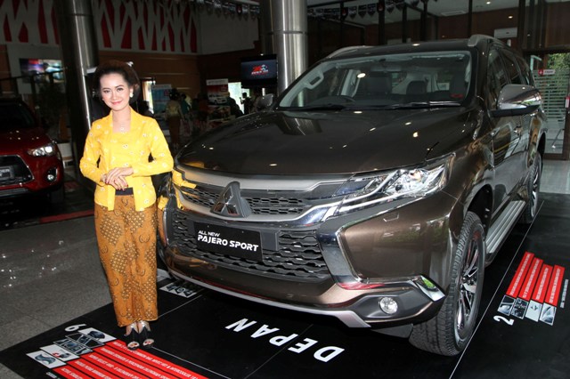 Sales promotion girl (SPG) Sun Motor di Jl Ir Sutami, Jebres, Solo menegnakan kebaya saat menawarkan All New Parero Sport, Sabtu (23/4/2016).(Sunaryo Haryo/JIBI/Solopos)
