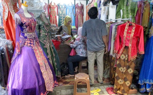 Pengunjung memilih sebelum membeli pakaian adat yang dijual di Pasar Klewer darurat Alun-alun utara Solo, Selasa (19/4/2016).(Sunaryo Haryo Bayu/JIBI/Solopos)