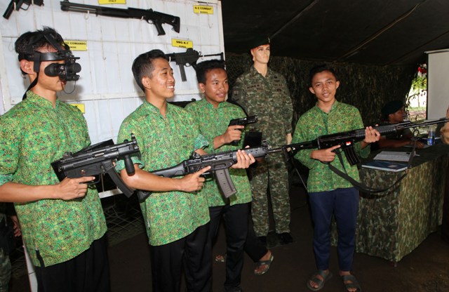 Warga melihat dari dekat alat utama sistem senjata milik TNI dan Polri dalam pameran yang digelar di Taman Satwa Taru, Jurug, Solo, Sabtu (23/4/2016). Pameran tersebut digelar dalam memperingati HUT Korem 074 Warastratama yang ke-50. (Sunaryo Haryo Bayu/JIBI/Solopos)