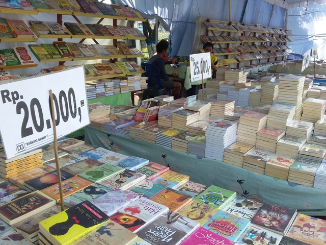 Ribuan buku dijual dalam pameran buku murah dari penerbit Diva Press di Alun-alun Madiun, Minggu (10/4/2016). (Abdul Jalil/JIBI/Madiunpos.com)