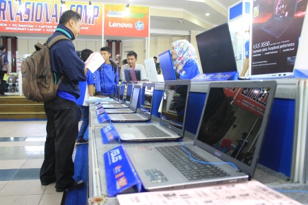 Pengunjung memilih produk laptop yang ditawarkan salah satu peserta pameran Solo Computer Bazaar (SCB) di Graha Wisata Niaga, Sabtu (2/4/2016). (Shoqib Angriawan/JIBI/Solopos)