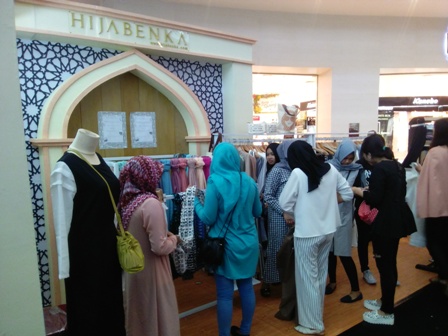 m
Para pengunjung Absolute Bazar di The Park Mall Solo Baru, Sukoharjo melihat koleksi Hijabenka. Foto diambil Jumat (22/4). (Ivan Andimuhtarom/JIBI/Koran Solo)