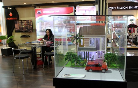 Berbagai produk perumahan di Solo Raya dan DIY dipamerkan dalam Great REI Jateng Expo 2016 di atrium Solo Paragon Lifestyle Mall, Rabu (6/4/2016). Pameran tersebut digelar hingga Minggu (17/4/216). (Sunaryo Haryo Bayu/JIBI/Solopos)