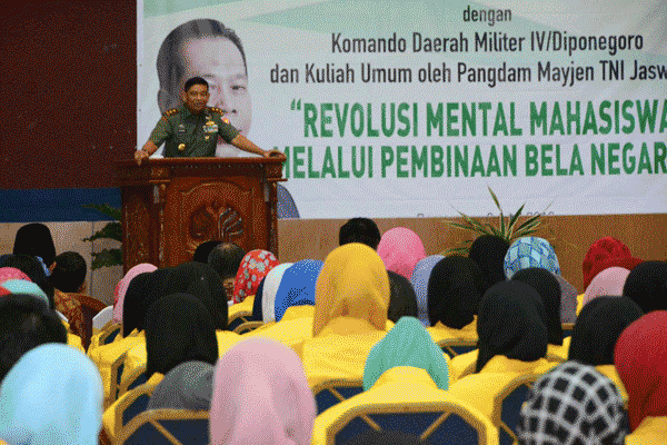 Pangdam IV/Diponegoro Mayjen TNI. Jaswandi memberikan kuliah umum tentang “Revolusi Mental Mahasiswa Melalui Pembinaan Bela Negara” kepada mahasiswa Universitas Negeri Semarang (Unnes) di Kampus Unnes, Gunungpati, Semarang, Jumat (8/4/2016).
