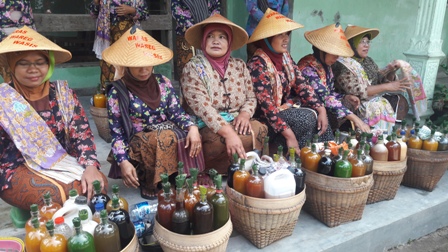 Sejumlah perajin sekaligus pedagang jamu tradisional bersiap mengikuti Parade Jamu Gendong, yang digelar Pemerintah Desa (Pemdes) Penggung, Kecamatan Boyolali Kota, Selasa (5/4/2016). (Hijriyah Al Wakhidah/JIBI/Solopos)
