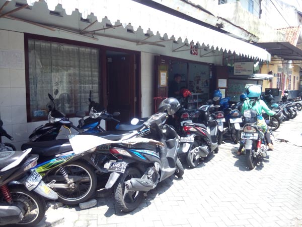 Deretan sepeda motor tertata rapi di depan rumah di kawasan belakang Jalan Malioboro. (Gilang Jiwana/JIBI/Harian Jogja)