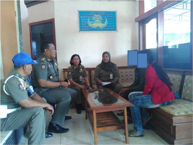 Petugas Satpol PP Magetan memberikan pembinaan kepada sepasang kekasih yang ditangkap di Alun-alun Magetan, Senin (4/4/2016). (magetankab.go.id)