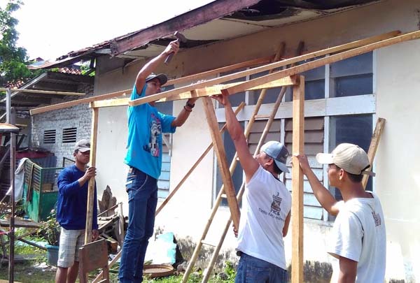 Beberapa pedagang Pasar Bendungan membuat lapak darurat di halaman Koperasi Unit Desa (KUD) Bendungan, Wates, Kulonprogo untuk tempat berjualan sementara sebelum pasar darurat selesai disiapkan pemerintah, Rabu (21/4/2016). (Rima Sekarani I.N/JIBI/Harian Jogja)