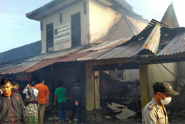 Kios di Pasar Bendungan, Wates, Kulonprogo terbakar, Selasa (19/4/2016). (Rima Sekarani/JIBI/Harian Jogja)