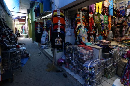 Aktivitas pedagang berjualan pakaian di kios Pasar Klewer Timur, Solo, Senin (11/4/2016). (Ivanovich Aldino/JIBI/Solopos)