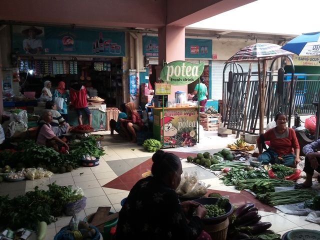 Sejumlah penjual sayuran di Pasar Songgolangit Ponorogo menjajakan barang dagangannya, Selasa (19/4/2016). (Abdul Jalil/JIBI/Madiunpos.com)