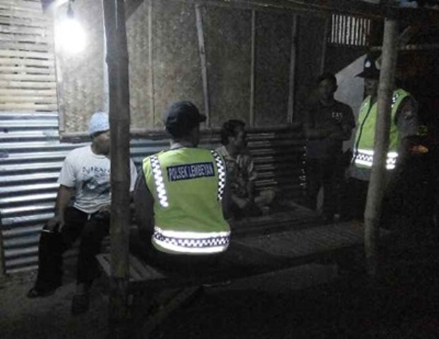 Polisi dari Polres Magetan berdialog dengan masyarakat untuk menjaga kamtibmas. (polresmagetan.com)