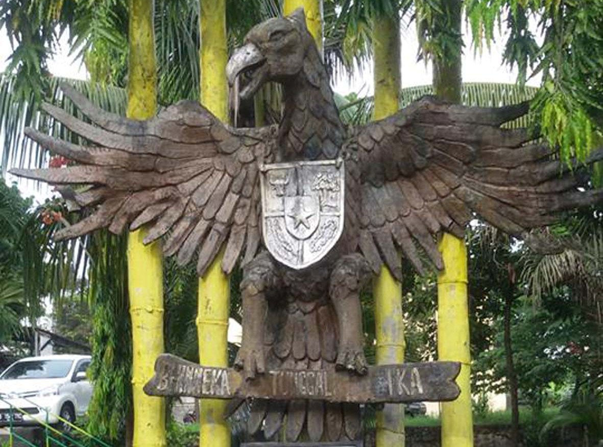Patung burung Garuda yang tampak loyo (Facebook.com-MIK Semar)